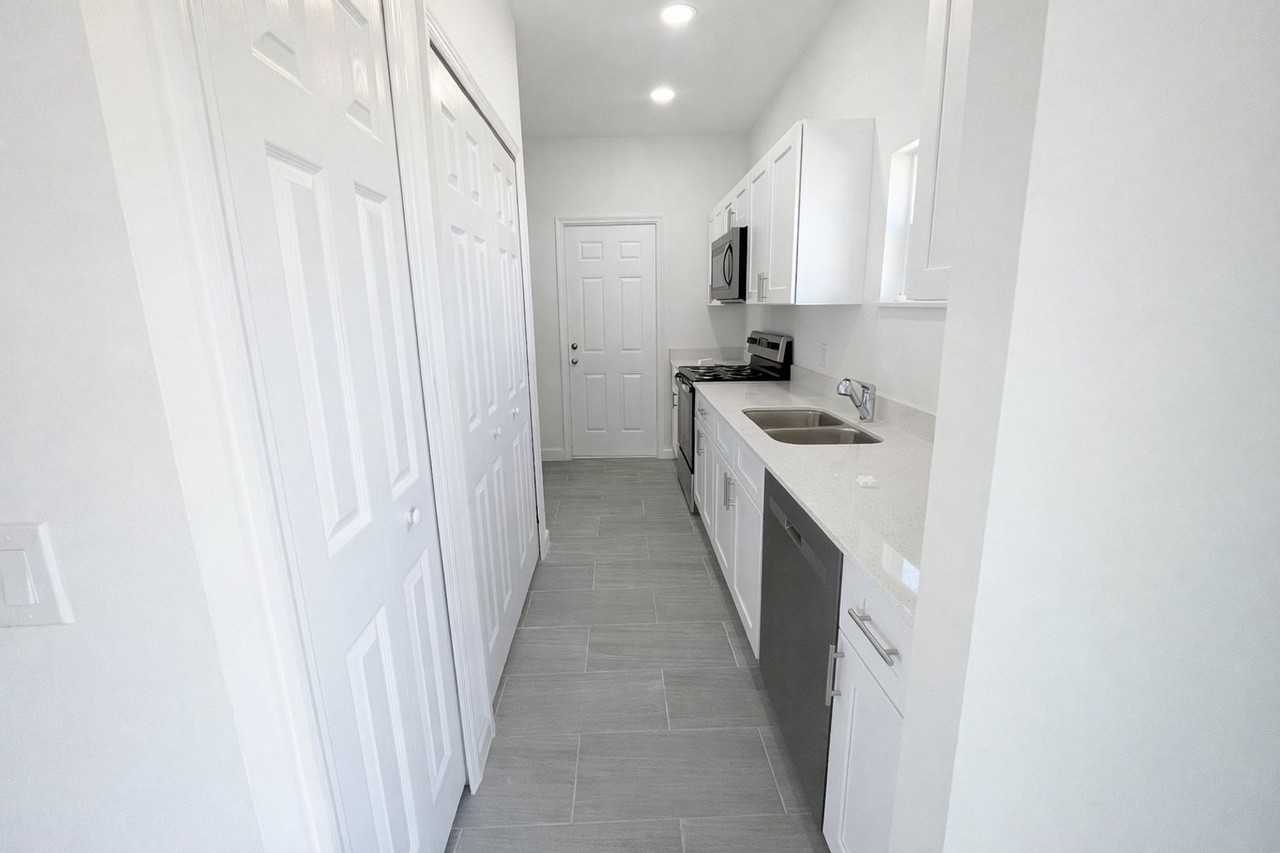 1141 Columbo Ave S - Photo 7 of 18