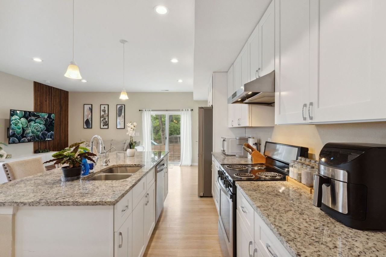 6912 Locust Ct - Photo 4 of 29