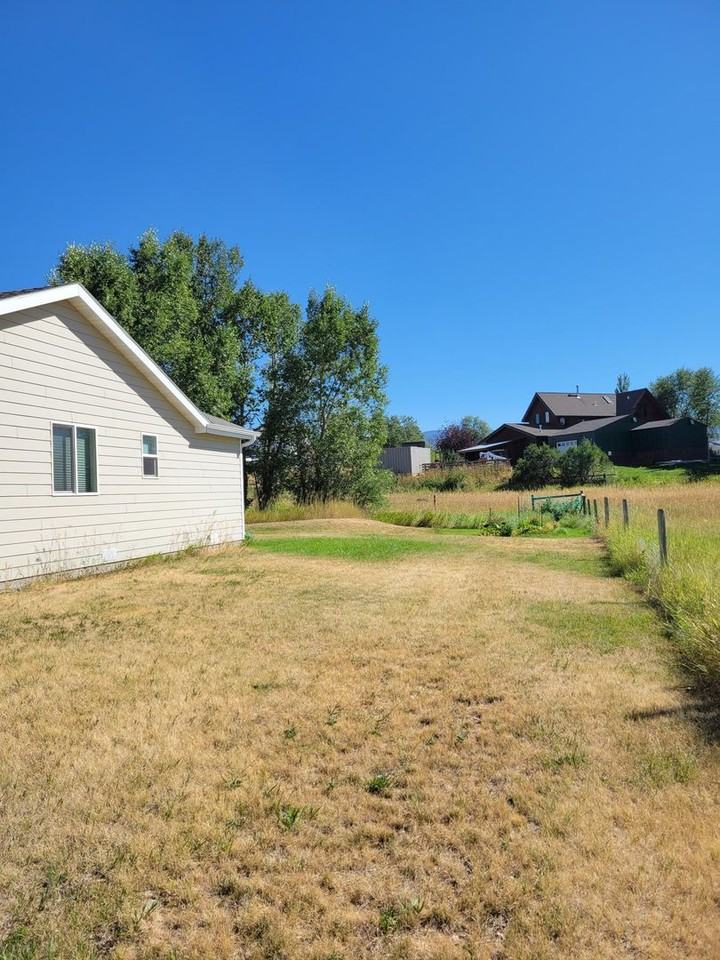 170 Latigo Dr - Photo 2 of 9