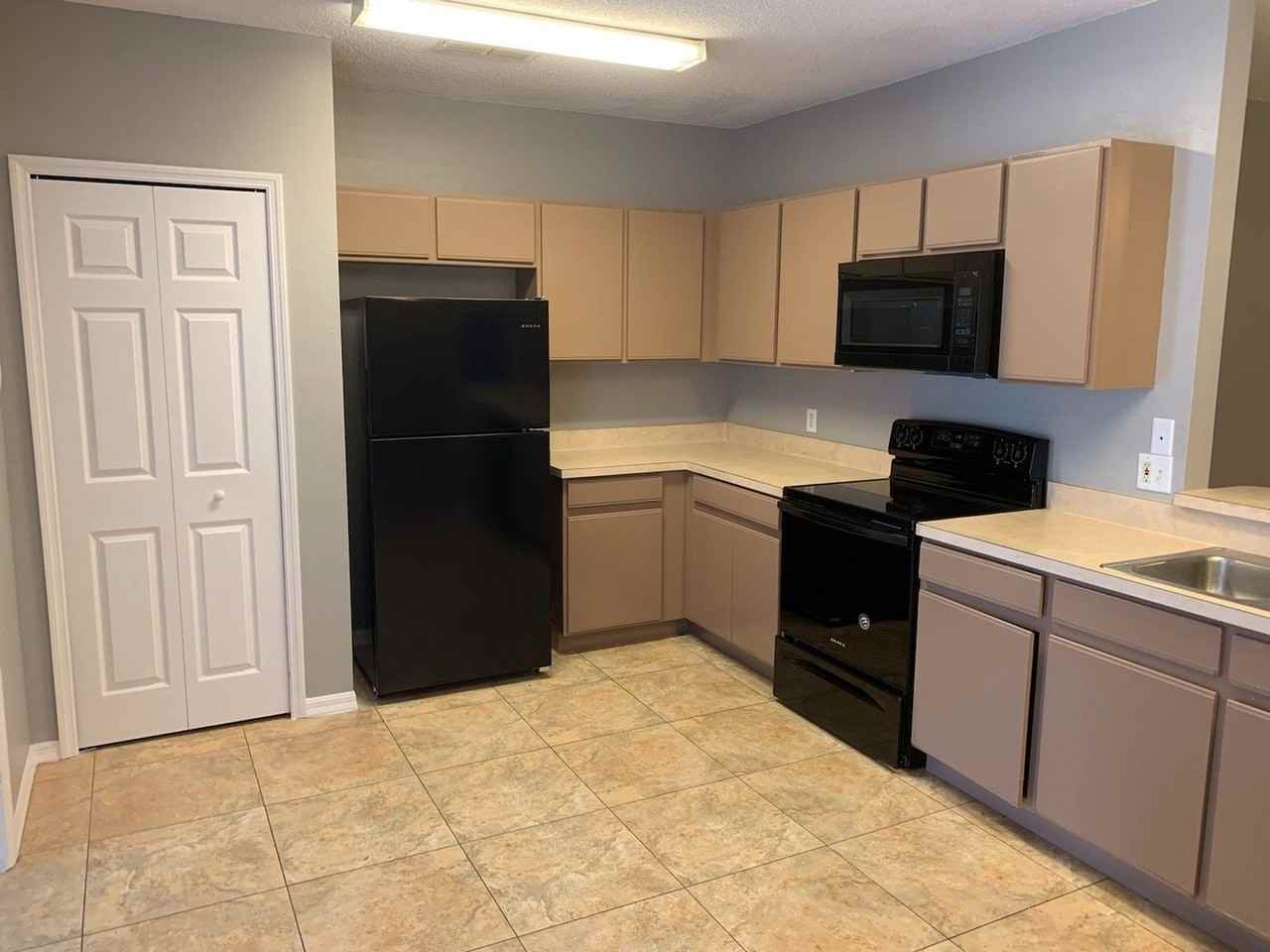 120 Nicholas Ct - Photo 3 of 18