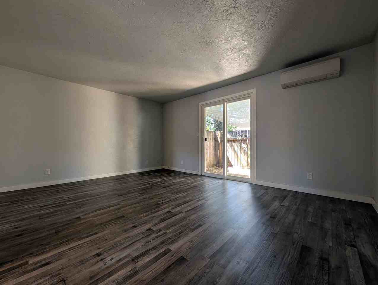 1044 Q St #D - Photo 4 of 21