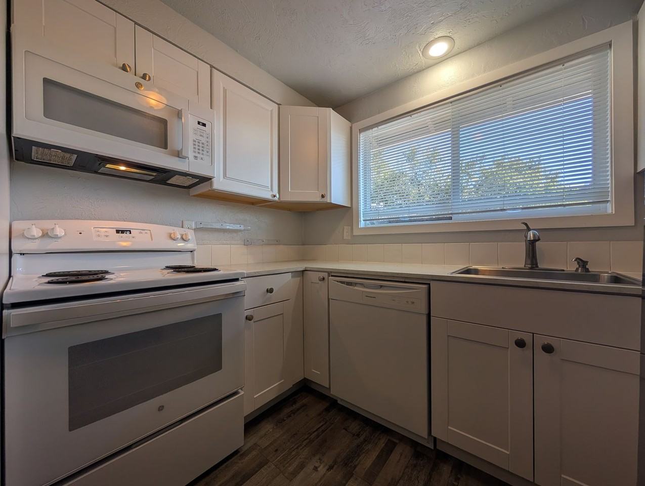 1044 Q St #D - Photo 7 of 21