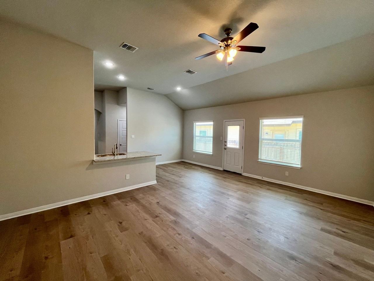 424 Emma Dr - Photo 2 of 18