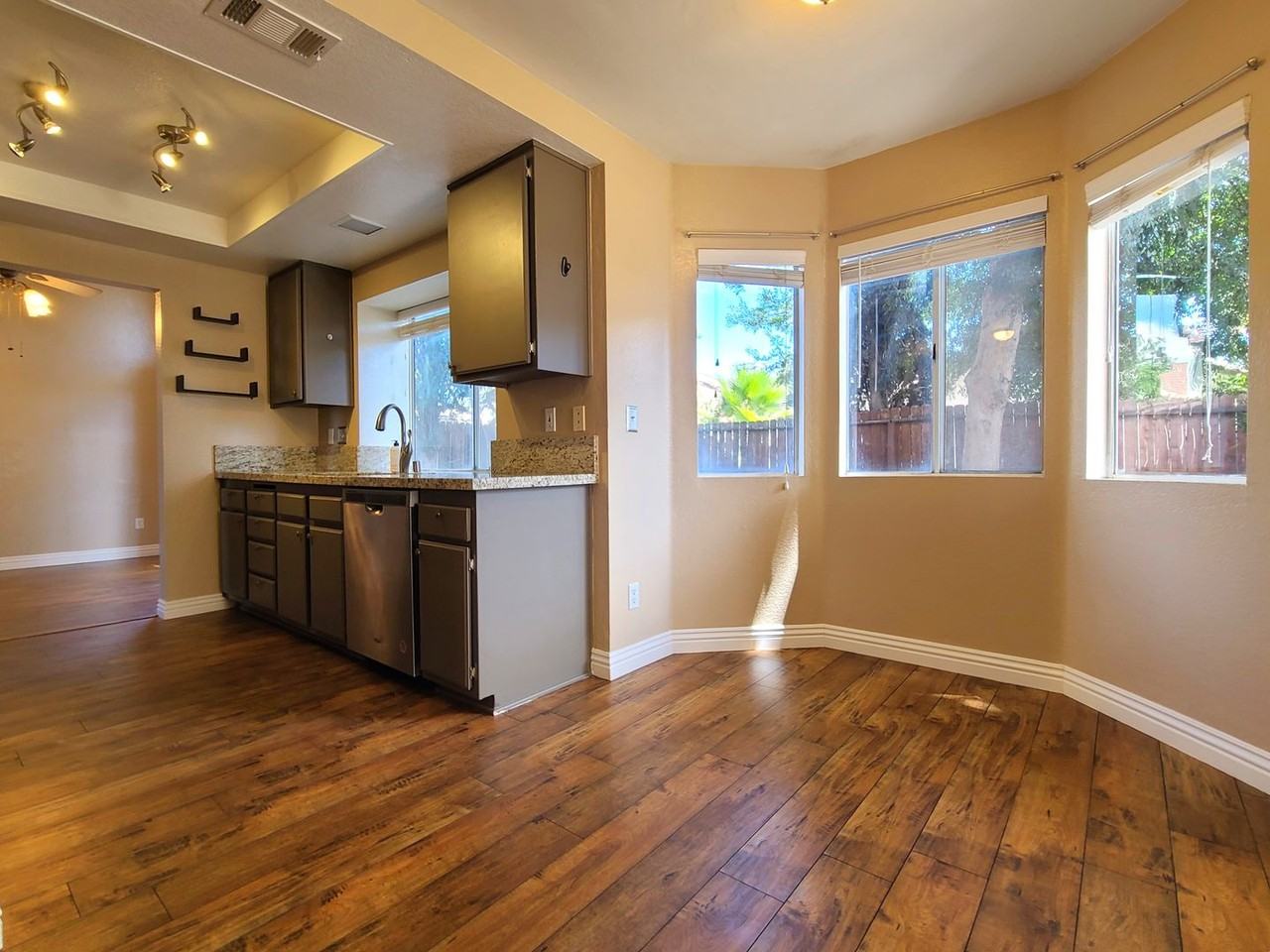 2707 Annapolis Cir - Photo 7 of 24