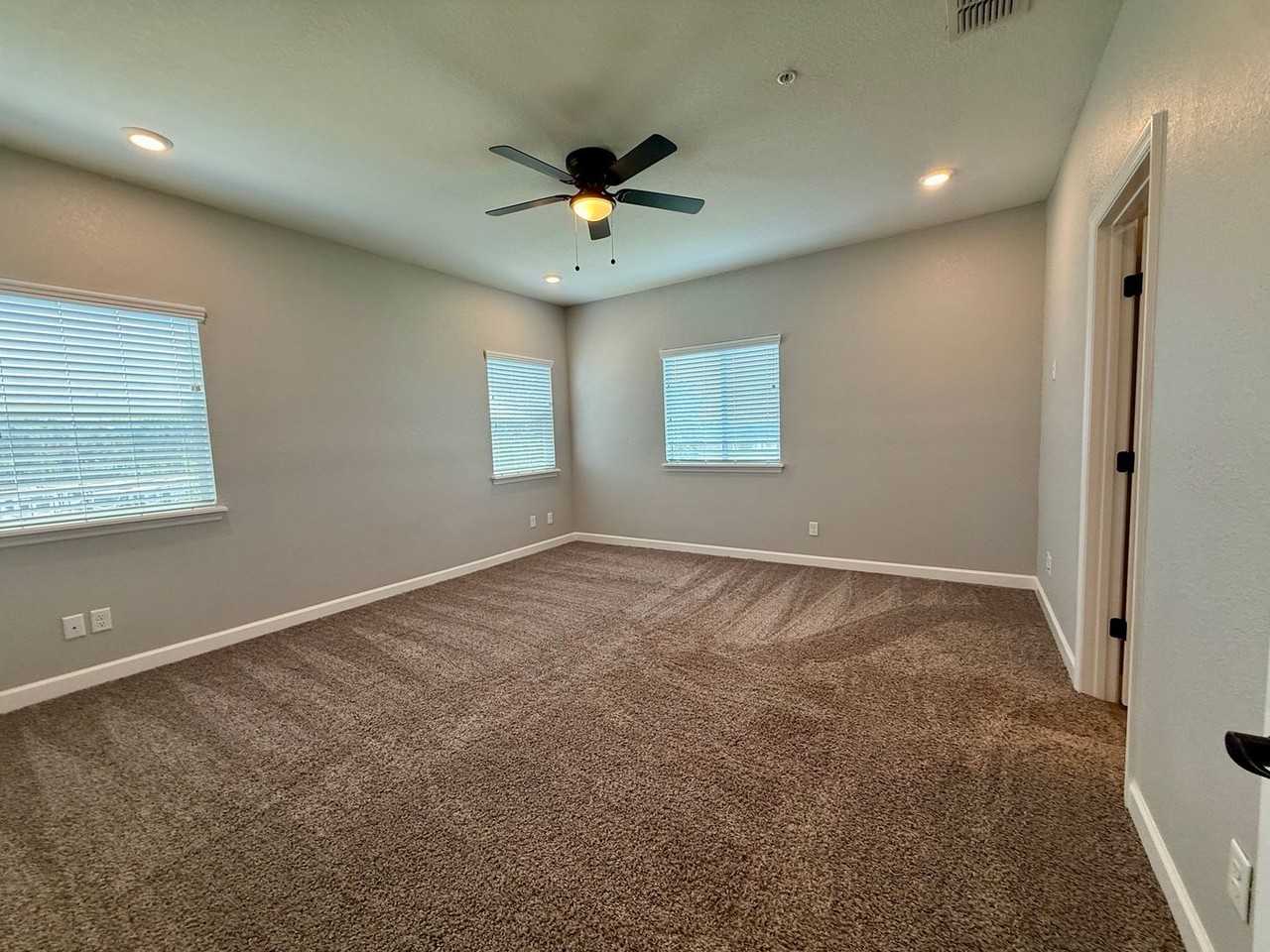 2741 Sycamore St - Photo 7 of 32