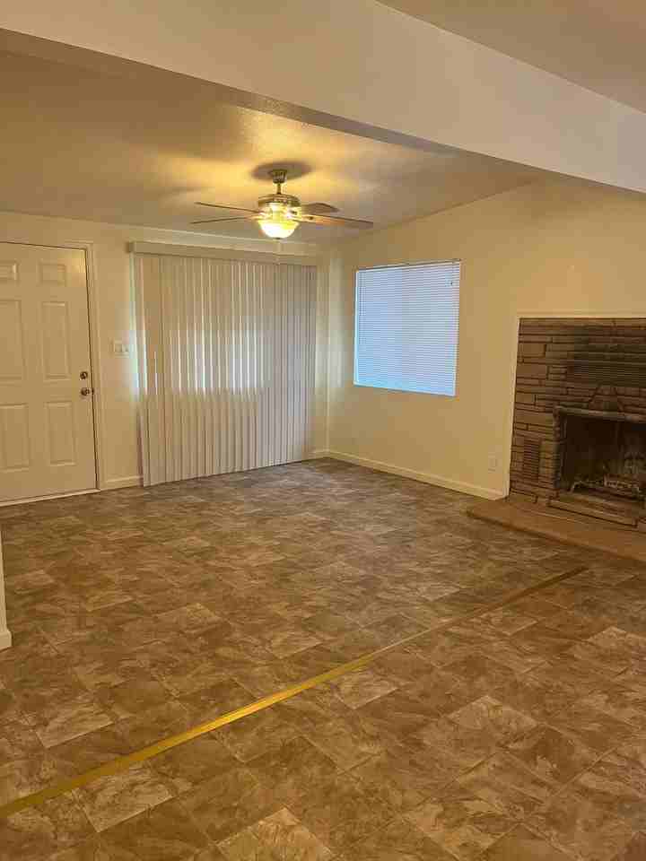 400 W Arrowhead Dr - Photo 2 of 14