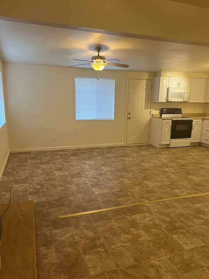 400 W Arrowhead Dr - Photo 3 of 14