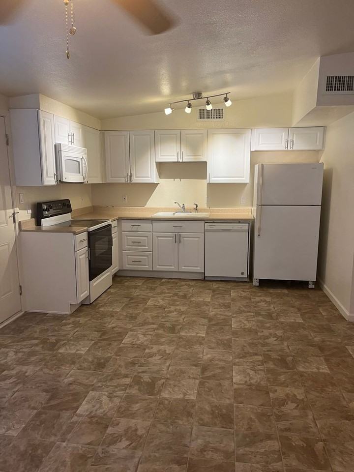 400 W Arrowhead Dr - Photo 4 of 14