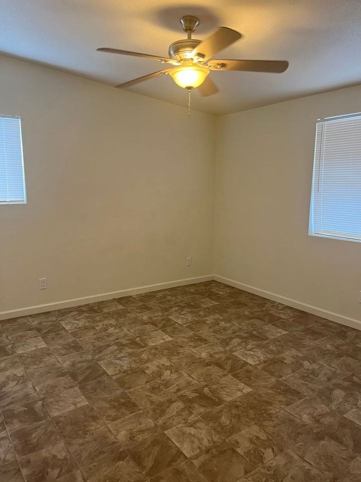 400 W Arrowhead Dr - Photo 5 of 14