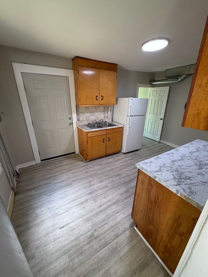 27 E Oregon St - Photo 4 of 6
