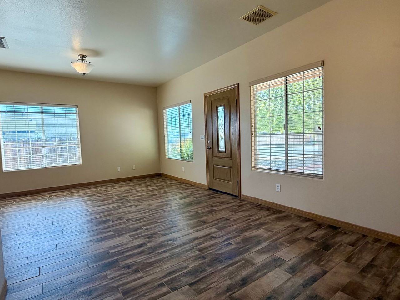 1100 W Vulcan Ave - Photo 3 of 22