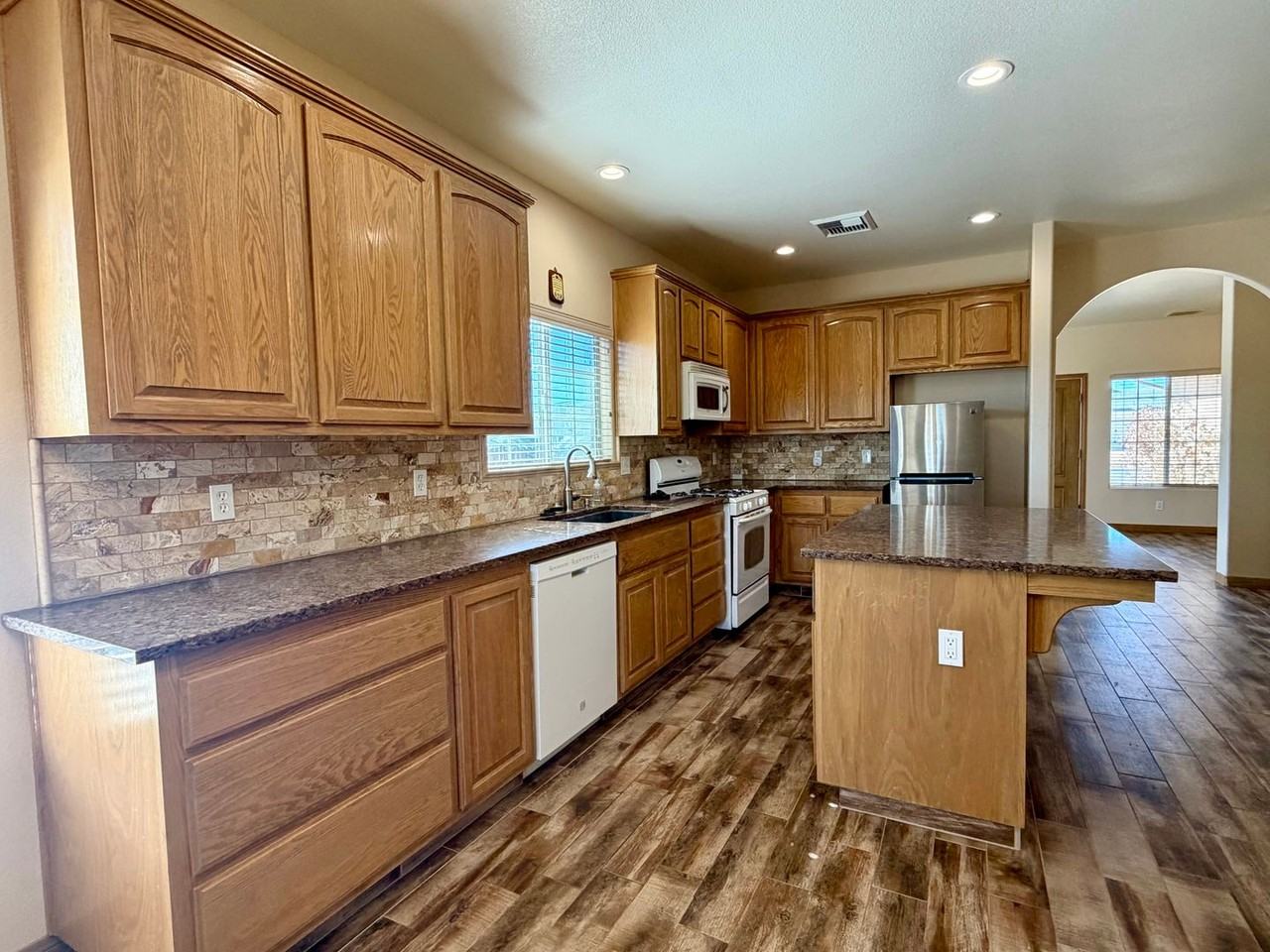 1100 W Vulcan Ave - Photo 7 of 22