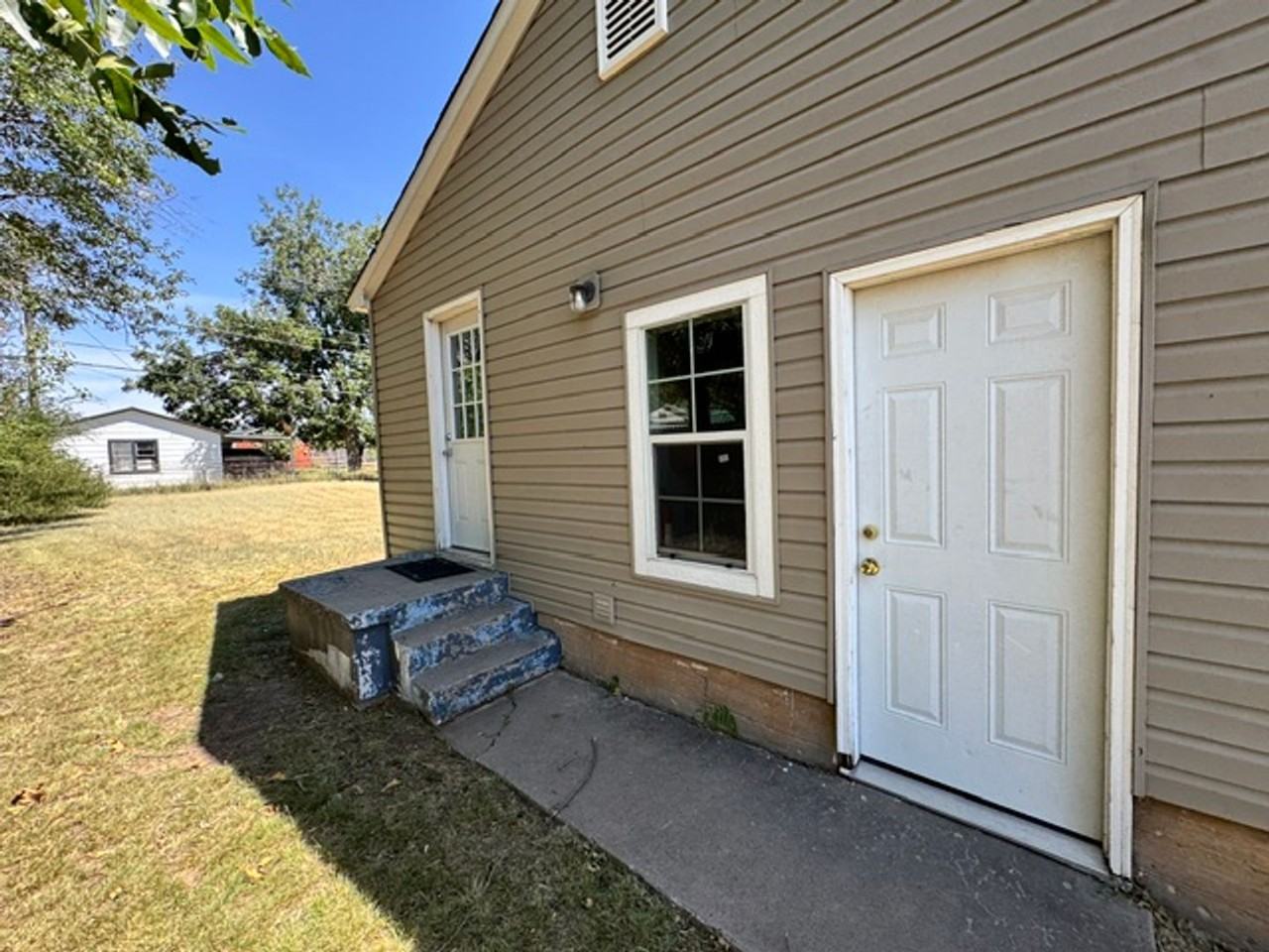 209 W Dale St - Photo 3 of 12