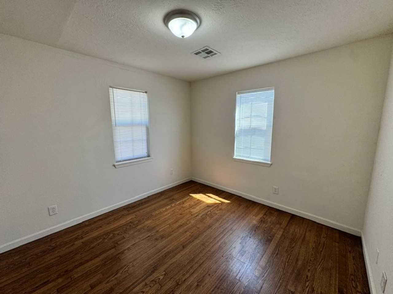209 W Dale St - Photo 5 of 12