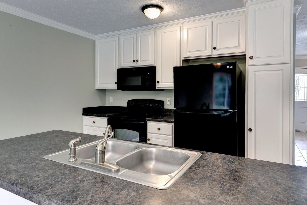 101 Susan Dr - Photo 3 of 19