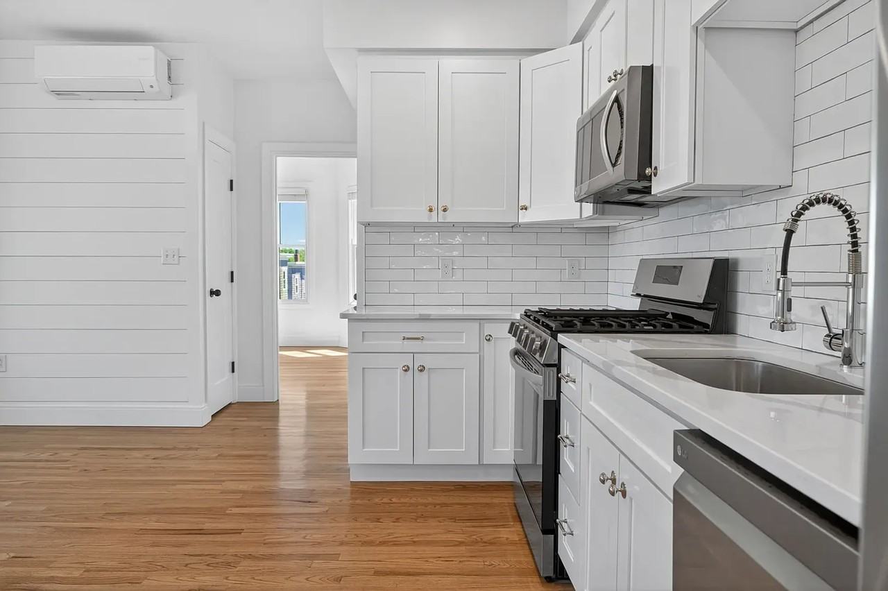 138 Centre St - Photo 5 of 8