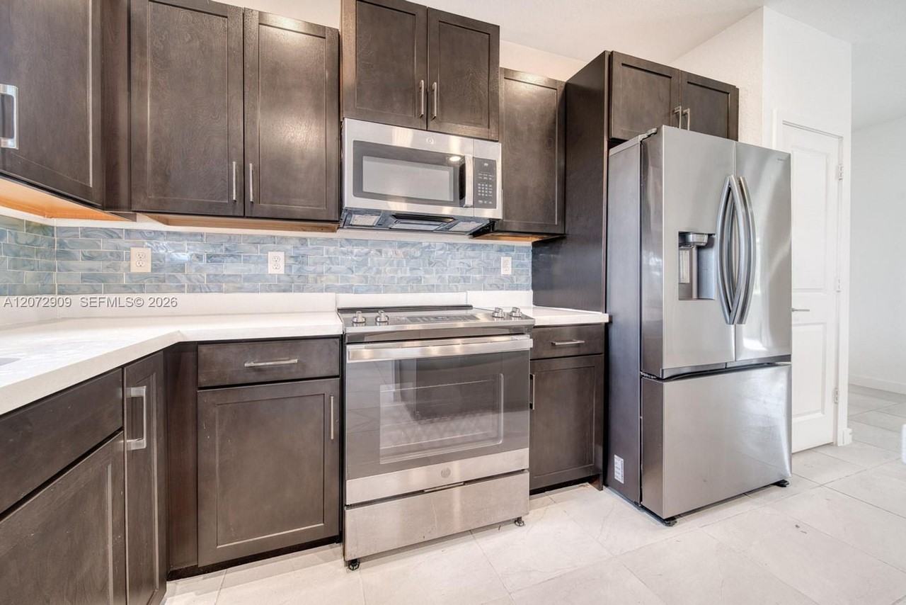 1090 Se 23rd Ave - Photo 3 of 18