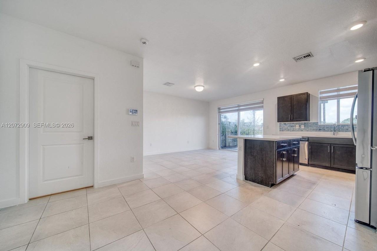1090 Se 23rd Ave - Photo 4 of 18