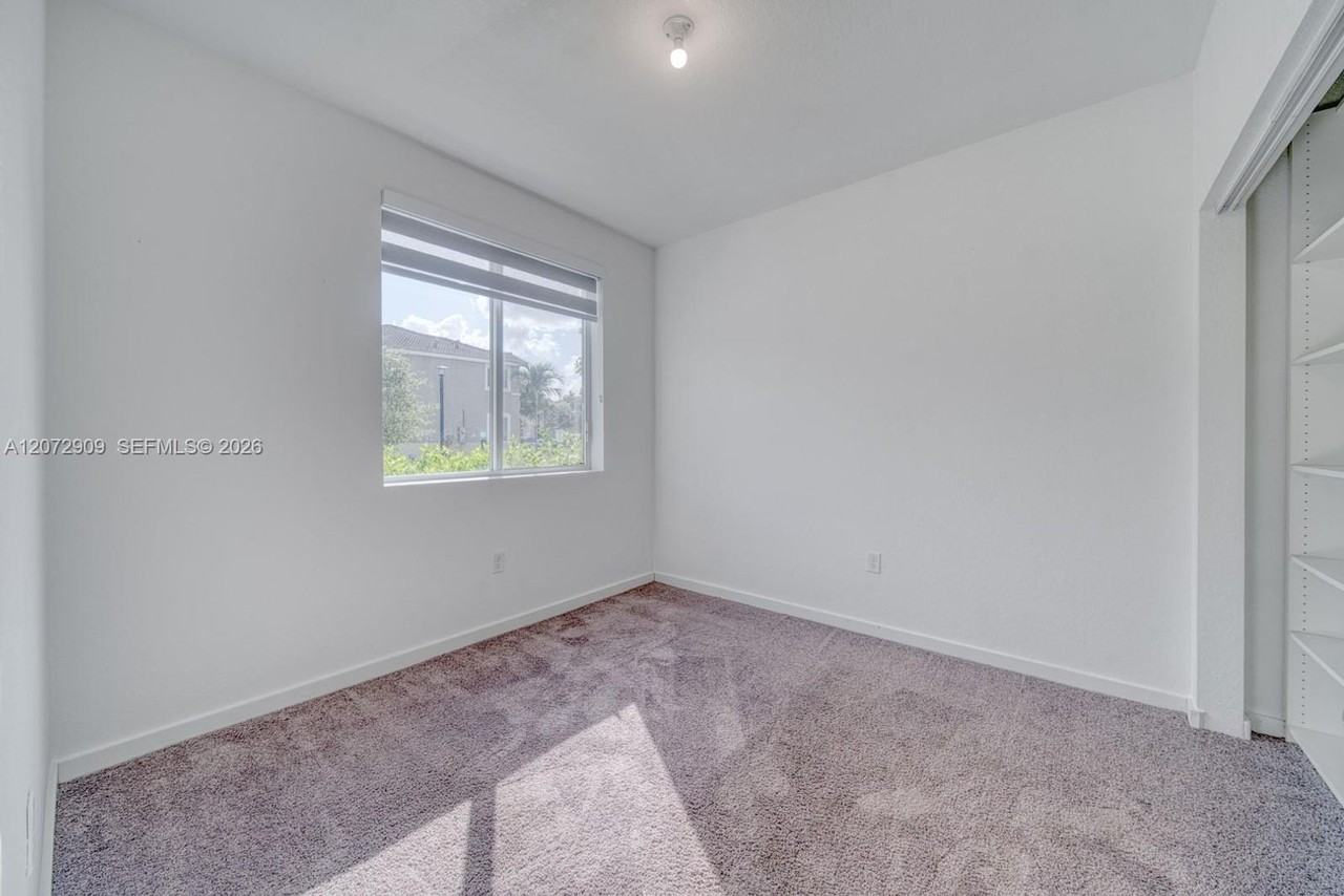 1090 Se 23rd Ave - Photo 7 of 18