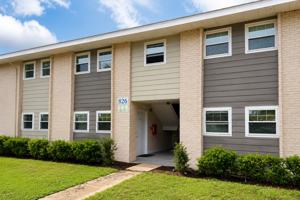 featured image of 828 Sky Lake Cir #B
