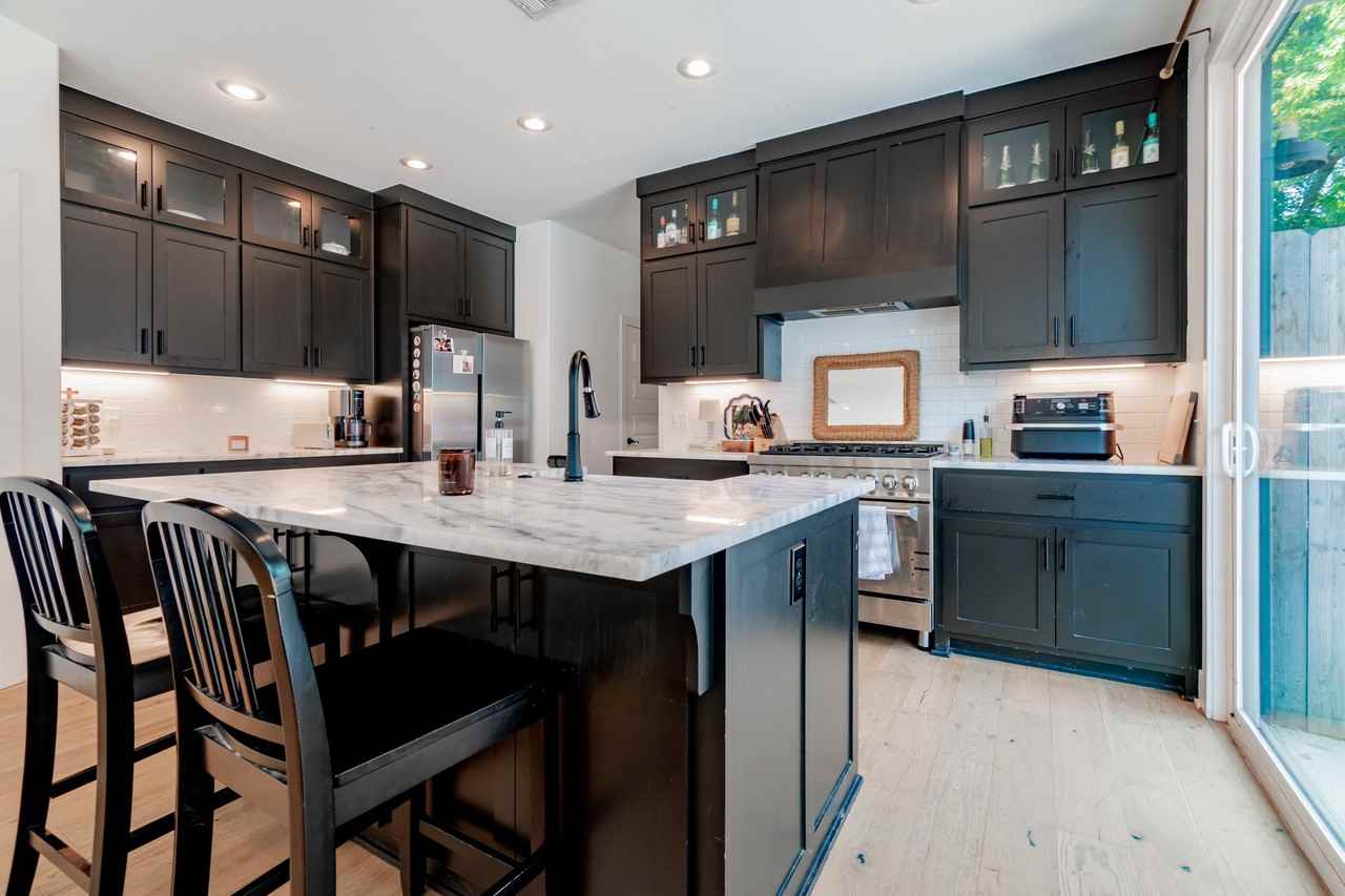933 W Holly St #1 - Photo 6 of 18