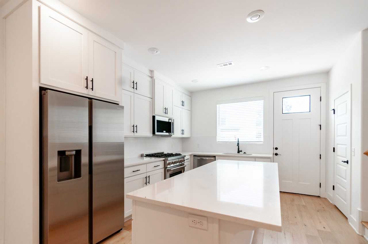 1623 W Stone St #3 - Photo 4 of 13