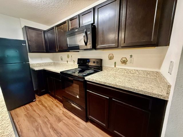707 W Chelsea St #1 - Photo 4 of 17
