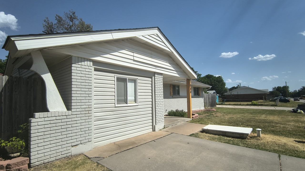 984 Nw 5th St #1 - Photo 2 of 34