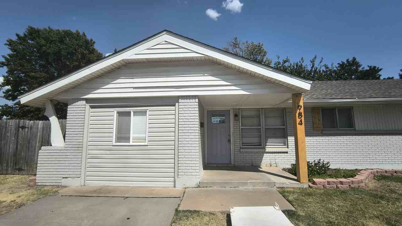984 Nw 5th St #1 - Photo 4 of 34