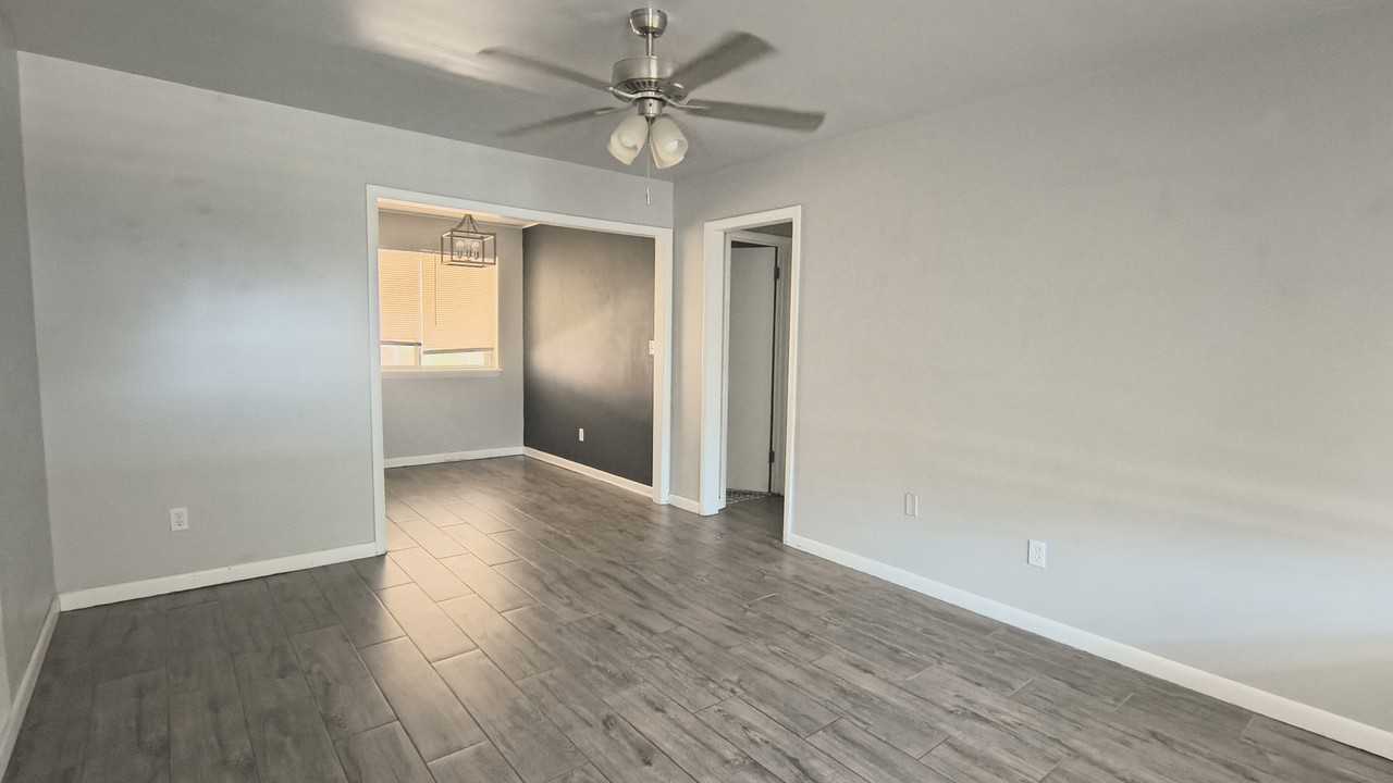 984 Nw 5th St #1 - Photo 5 of 34