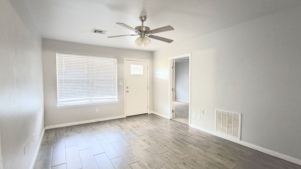 984 Nw 5th St #1 - Photo 6 of 34