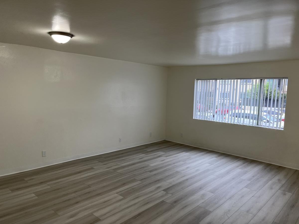 15520 Parthenia St - Photo 7 of 12