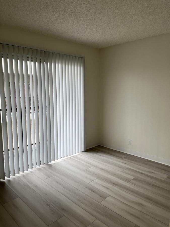 15520 Parthenia St - Photo 6 of 12