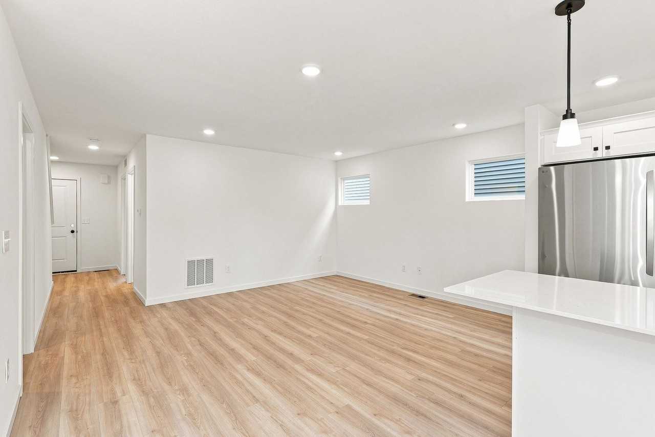 6130 Aurelius Rd - Photo 5 of 33
