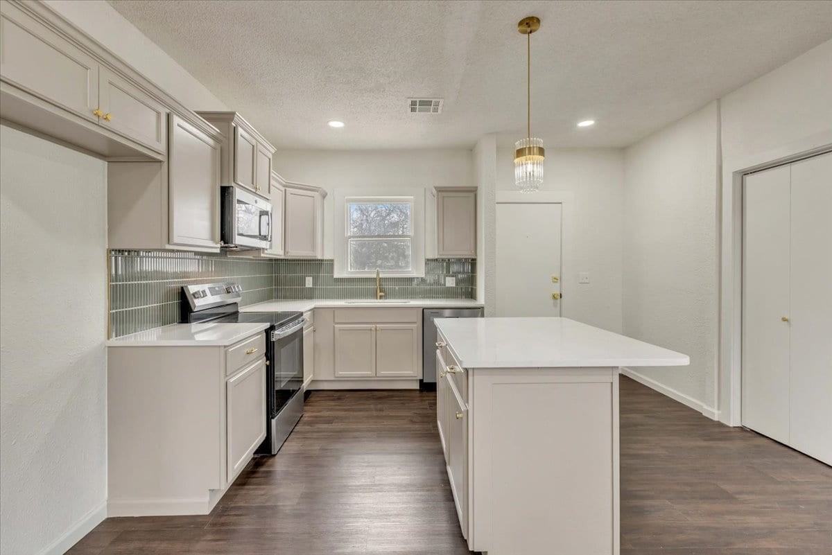 1704 Nw 32nd St #1 - Photo 6 of 22