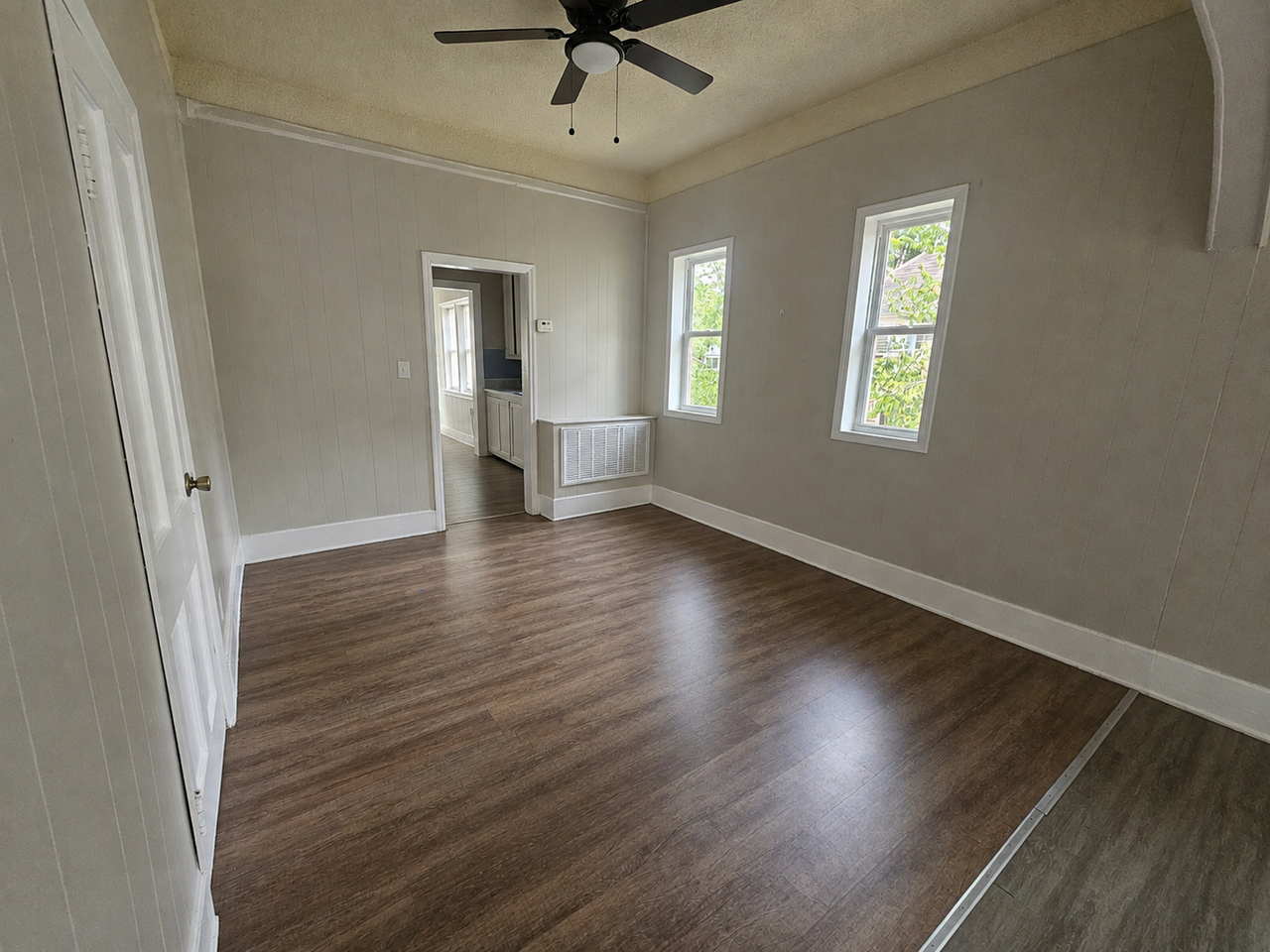 910 S Jackson Ave - Photo 2 of 9