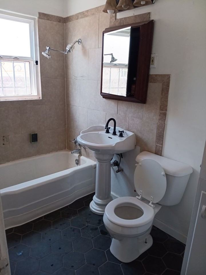 230 Espanola St Ne - Photo 6 of 8