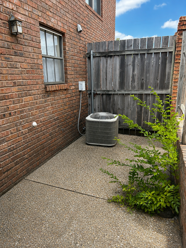 1296 Speight Ave - Photo 3 of 5