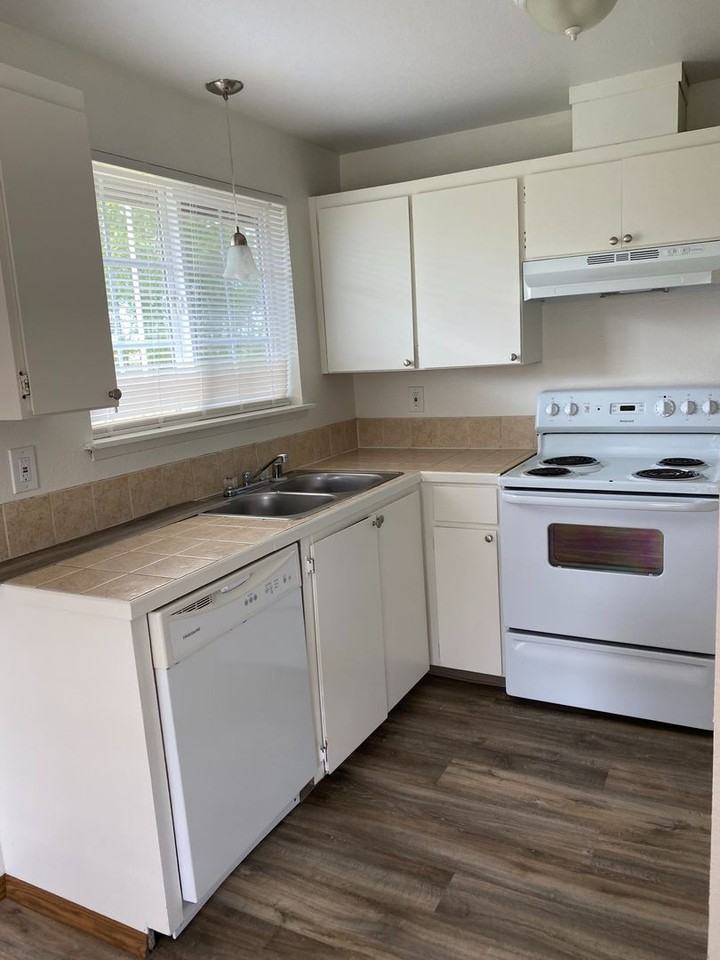Castle Heights Apartments - Photo 3 of 30
