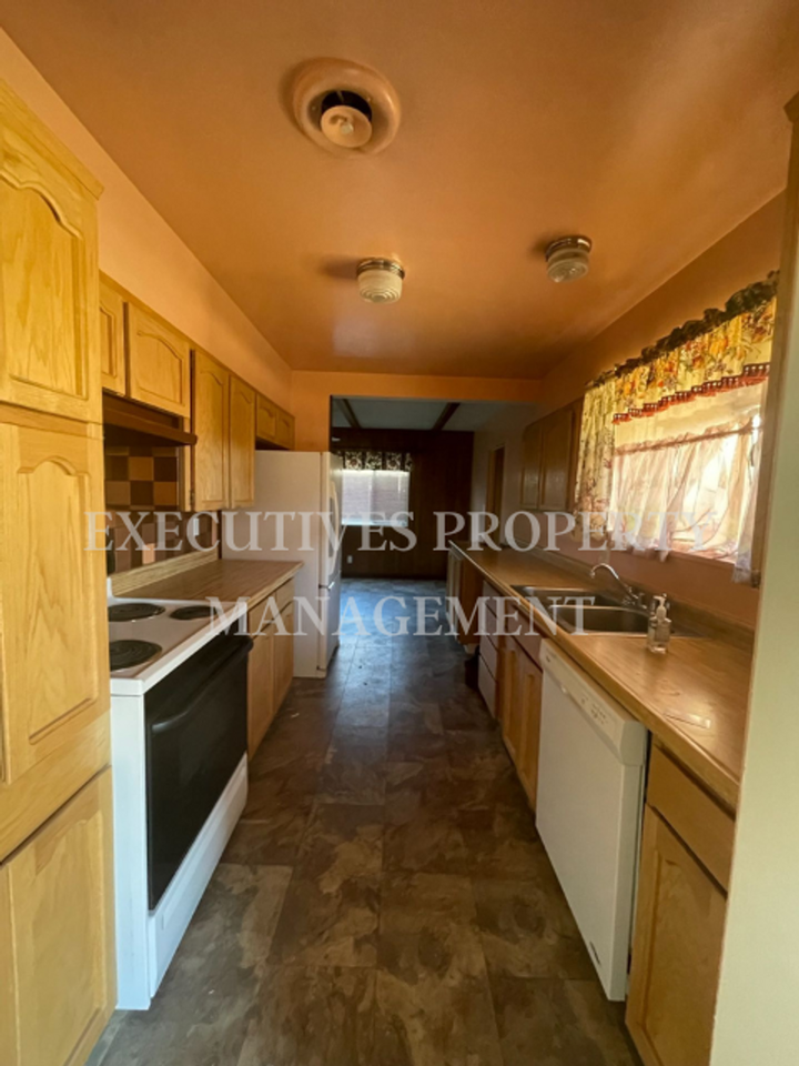 795 Juniper Ave - Photo 2 of 10