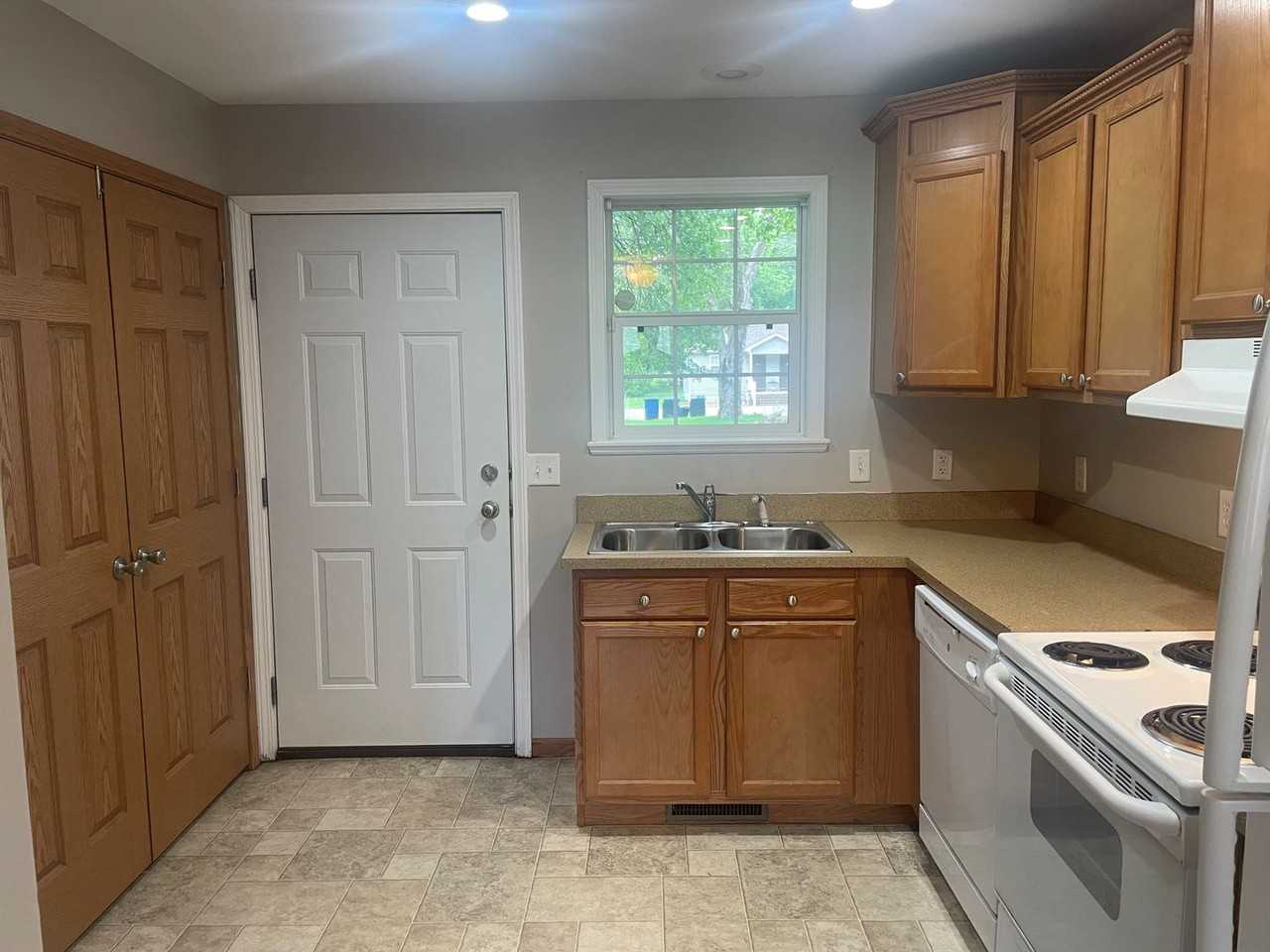 501 Lee St Apt A - Photo 5 of 10