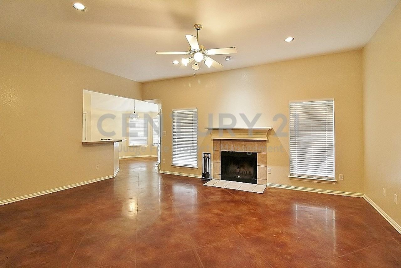 302 Aspen Ct W - Photo 3 of 19