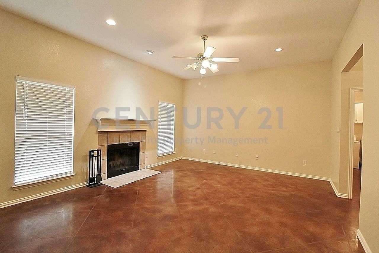 302 Aspen Ct W - Photo 4 of 19