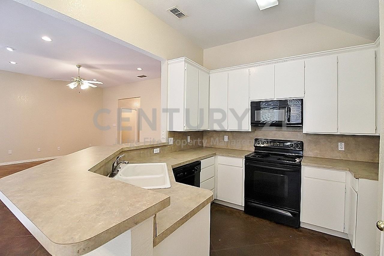 302 Aspen Ct W - Photo 7 of 19