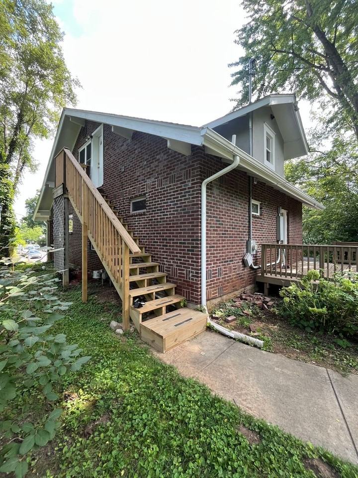110 E Hillside Dr #200 - Photo 3 of 12