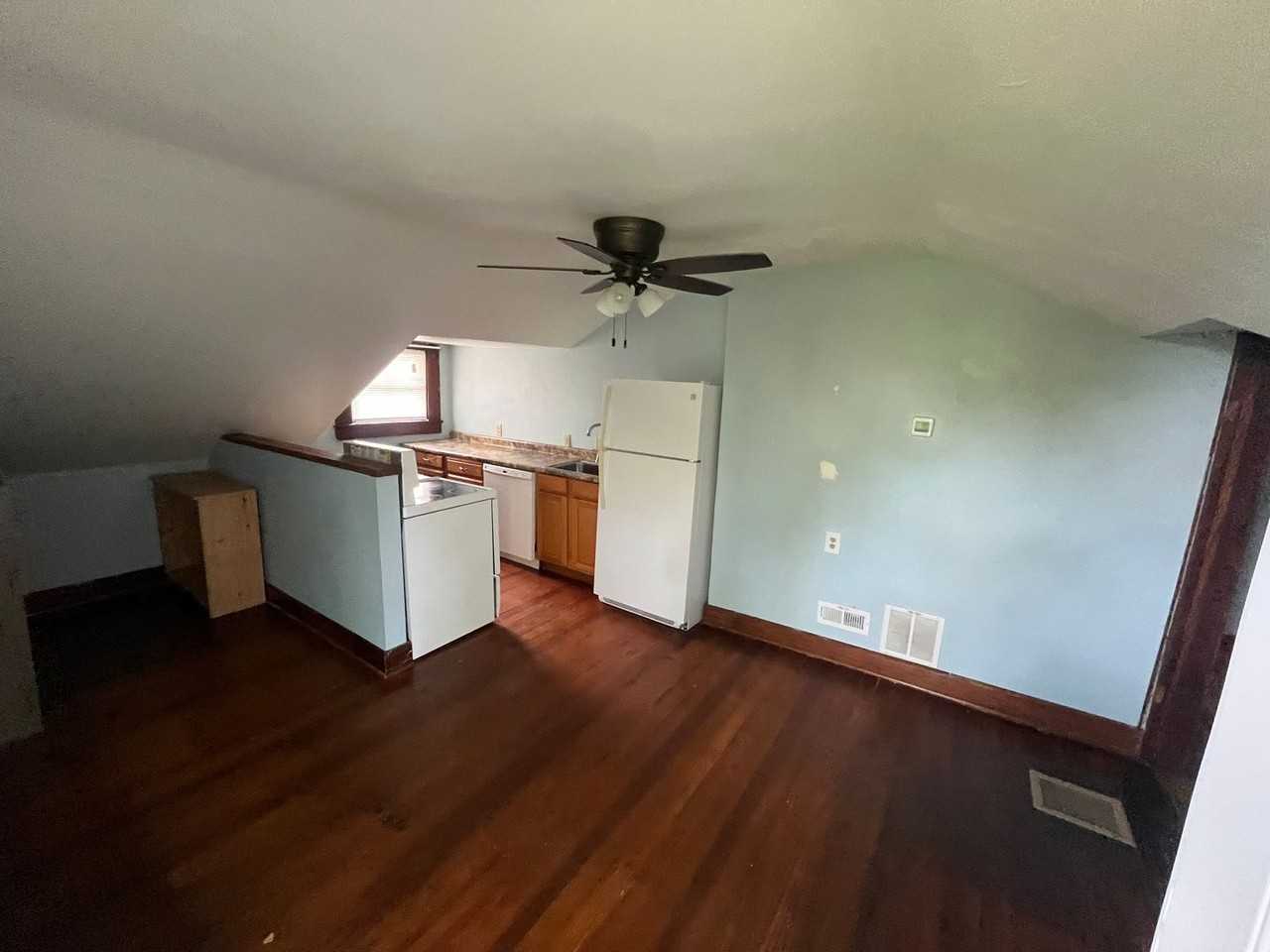110 E Hillside Dr #200 - Photo 5 of 12