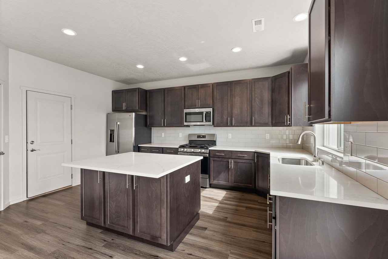 17502 E Maxwell Ave - Photo 4 of 40