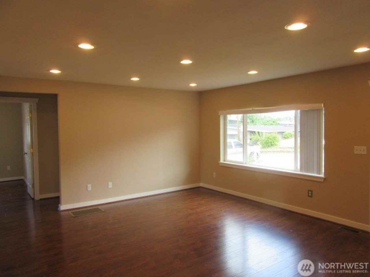 2211 Ne 7th St - Photo 2 of 9
