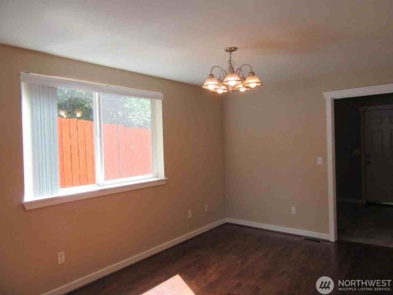 2211 Ne 7th St - Photo 4 of 9