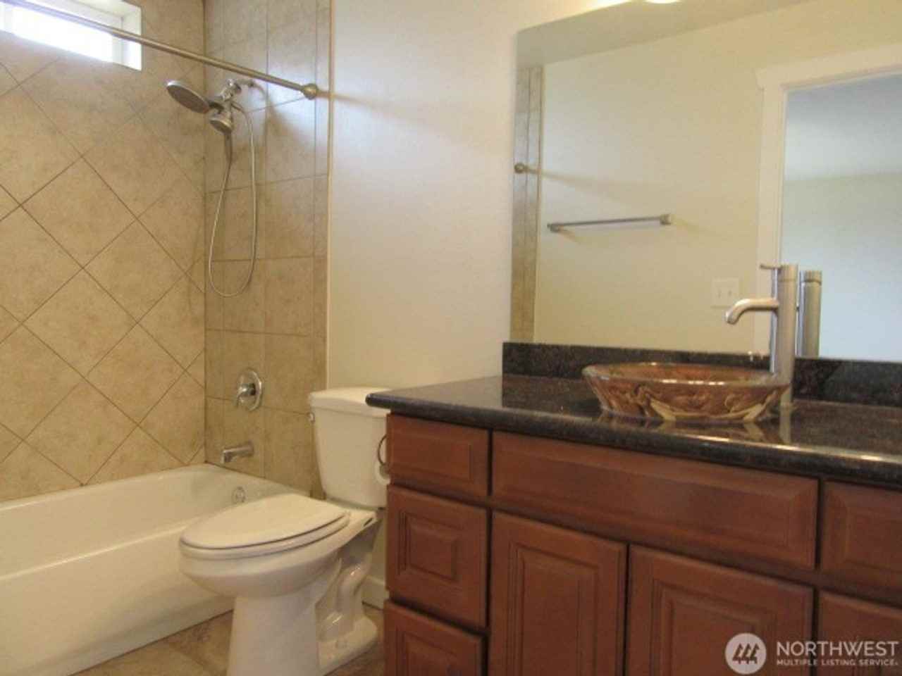 2211 Ne 7th St - Photo 6 of 9